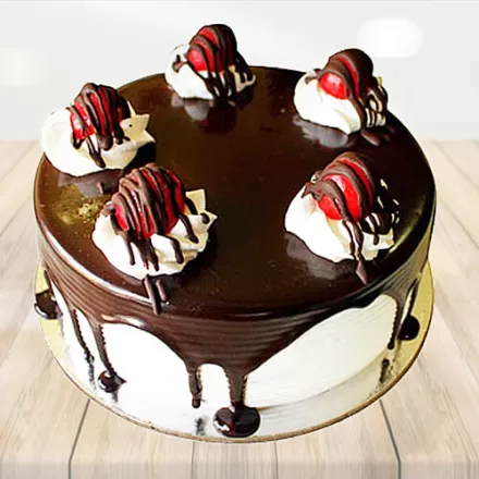 Strawberry With Drop Chocolate Cake
