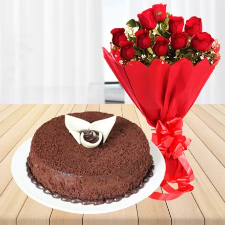 Chocolate Cake With Red Roses